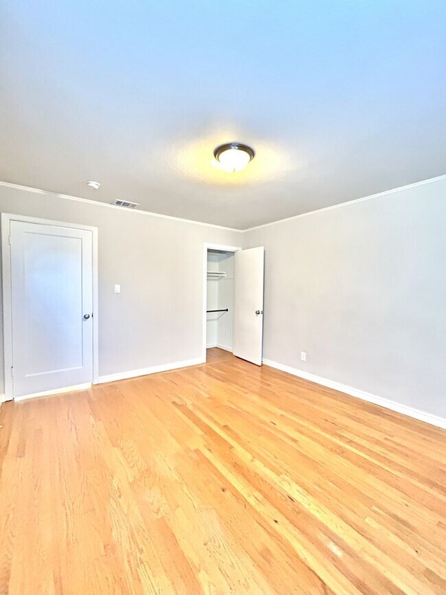 Building Photo - 811 9th Ave
