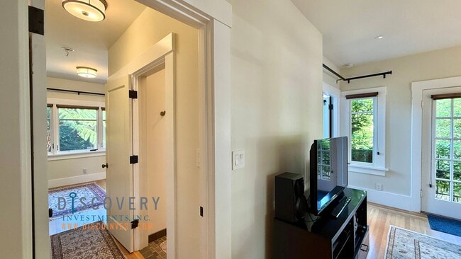 Building Photo - Modern and Stylish Elmwood Apartment