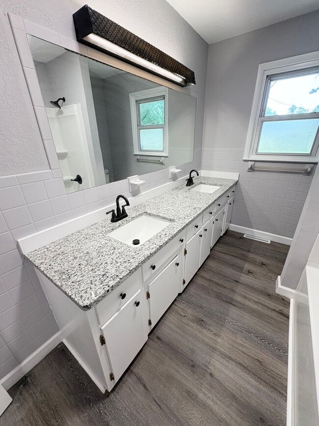 Building Photo - Spacious & Updated 4 Bedroom Home!