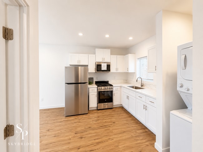Building Photo - Charming 1-Bedroom ADU with Hardwood Floors – Downey Living at Its Best!