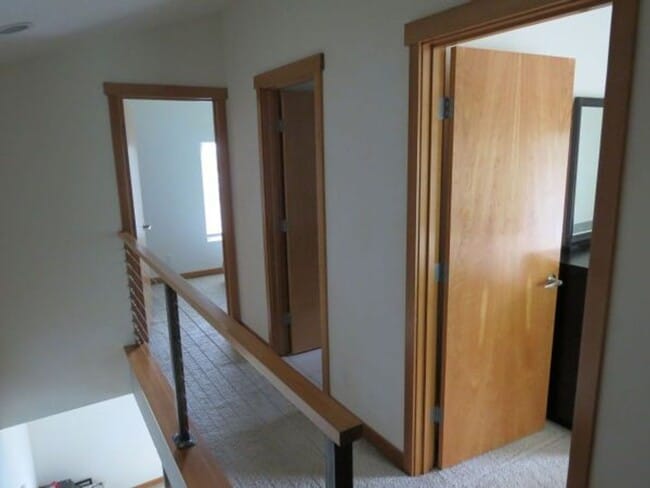 Building Photo - Beautiful 2 Bed Townhome Conveniently Located In Seattle!