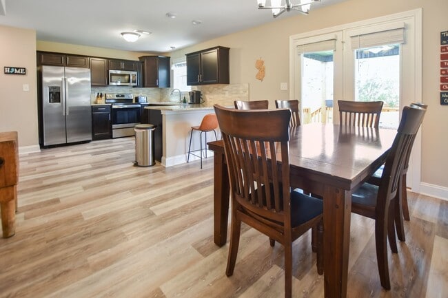Building Photo - Pet Friendly Five Bedroom!