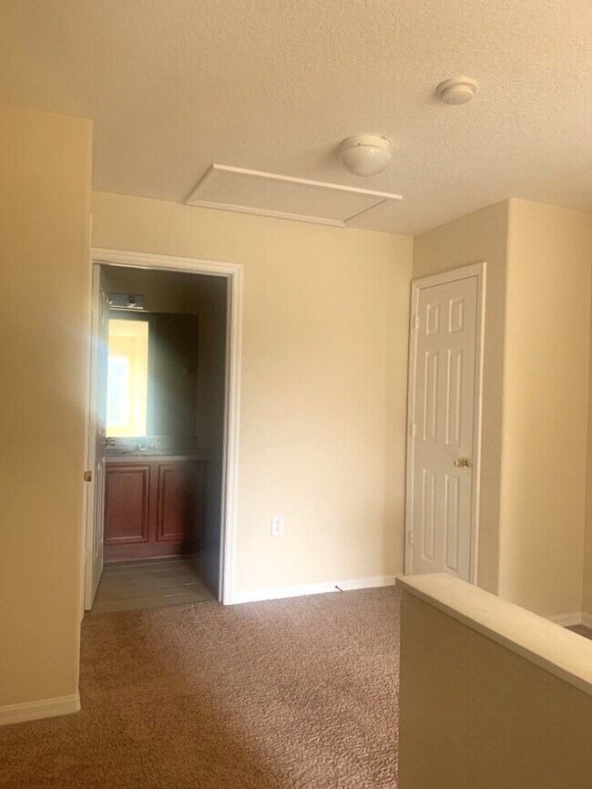 Building Photo - GATED COMMUNITY WITH COMMUNITY POOL