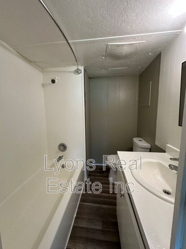 Building Photo - 8086 Heck Dr