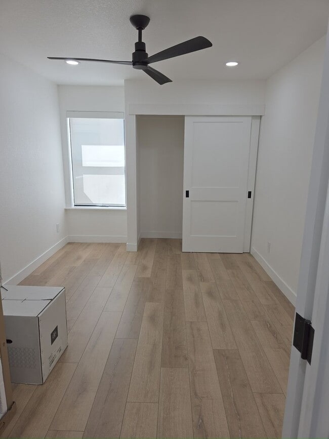 Building Photo - Top floor update 2 bed 2 bath condo in great location.