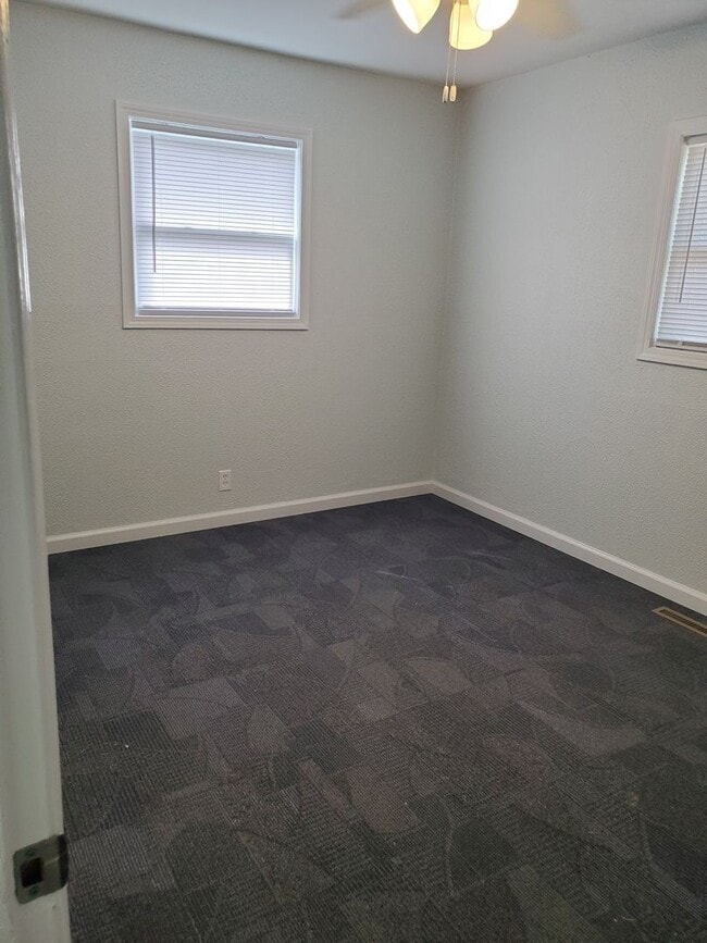 Building Photo - Great 3BR, 1BTH, 1 car att gar, ranch styl...