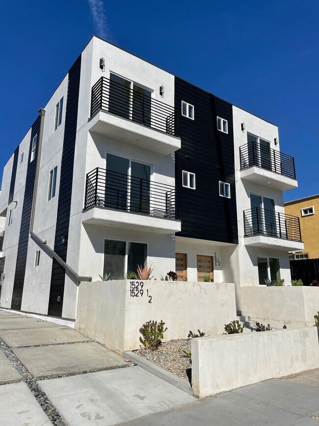 Building Photo - REST OF NOVEMBER FREE! Spacious 4 Bedroom ...