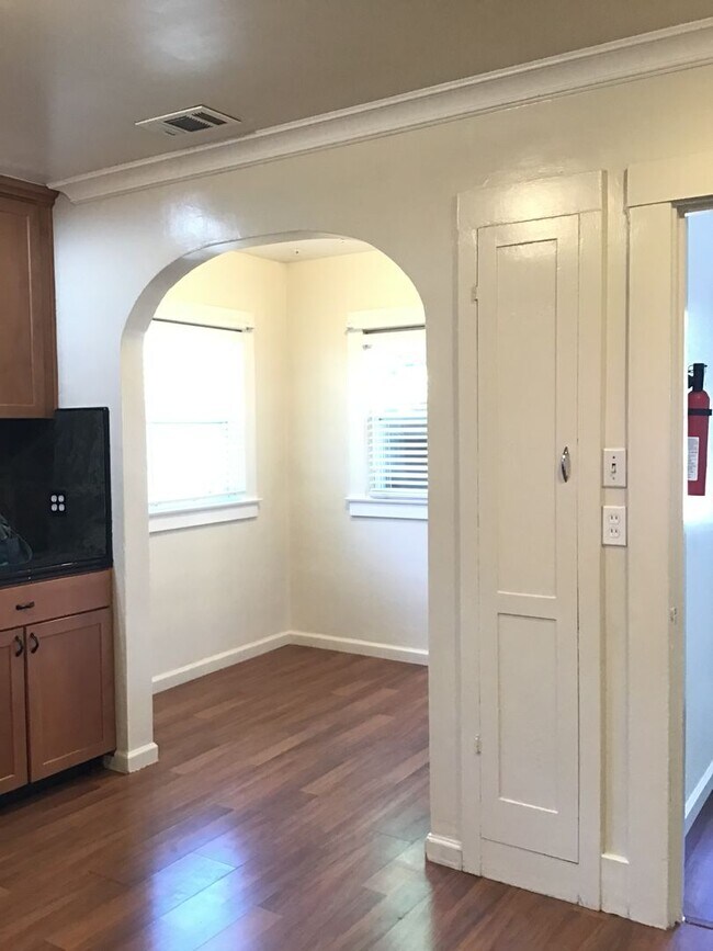 Building Photo - Old Roseville 2 bedroom