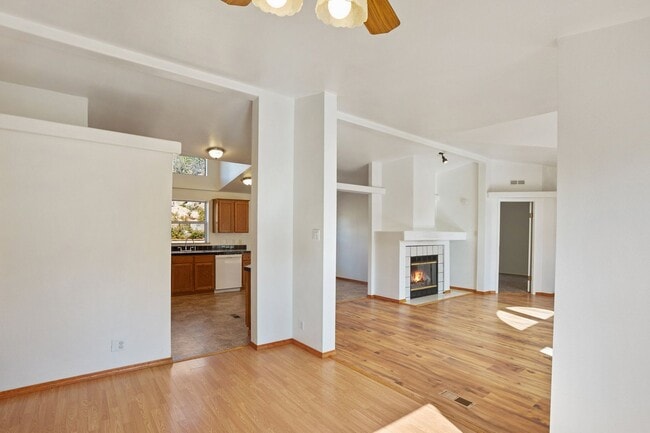 Building Photo - Wonderful Rural Home!