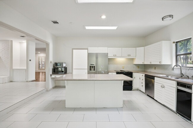 Building Photo - 2200 Shadow Creek Ct