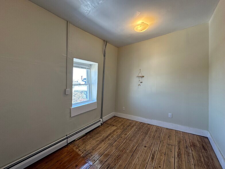 Building Photo - 124 Vinton St, 3