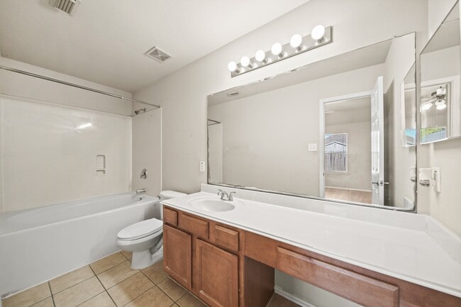 Building Photo - 2134 Vermillion Oak St