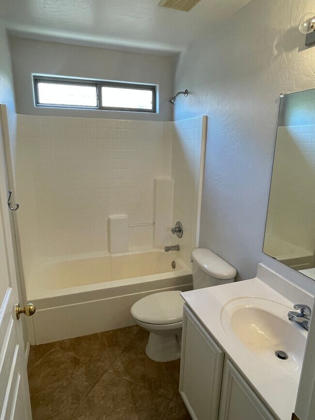 Building Photo - Gilbert 3 Bed and 2 Bath Home