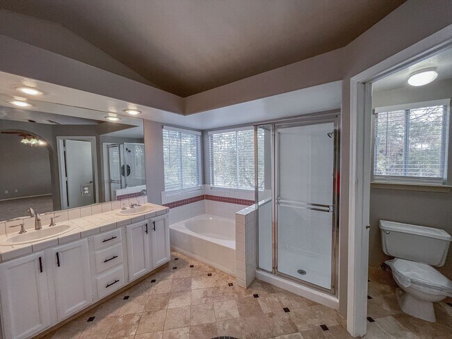 Building Photo - Spacious 4-Bedroom Home in Prime Green Val...