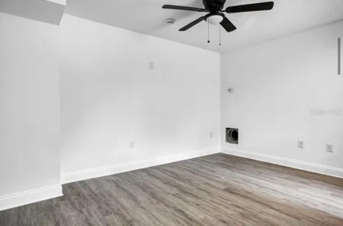 Building Photo - 415 Lark Ct