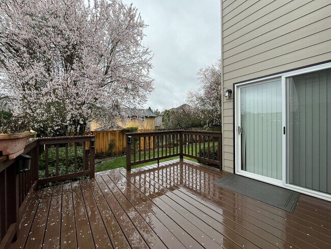 Building Photo - Grand 5 Bedroom Home Featuring 19ft Ceilings, Family Room & Main-Level Suite