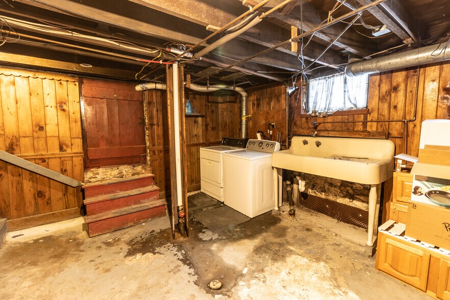 Building Photo - 162 Walnut St