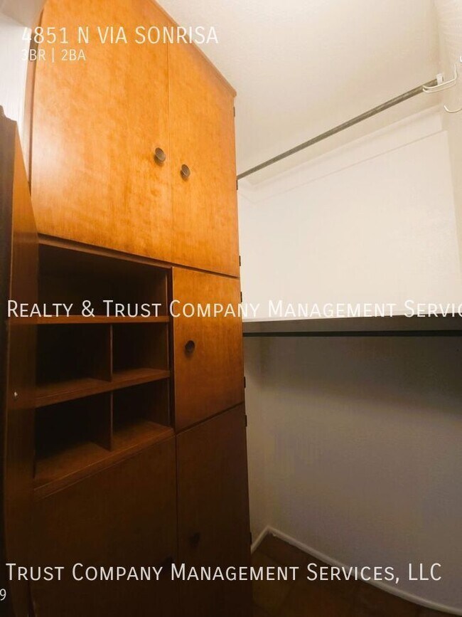 Building Photo - 4851 Vía Sonrisa