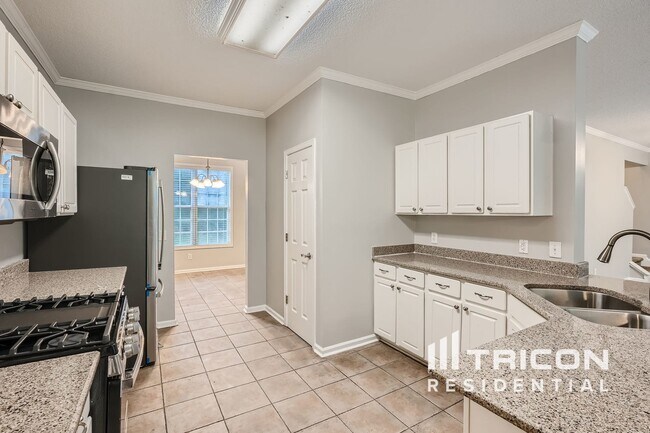 Building Photo - 150 Heathridge Dr