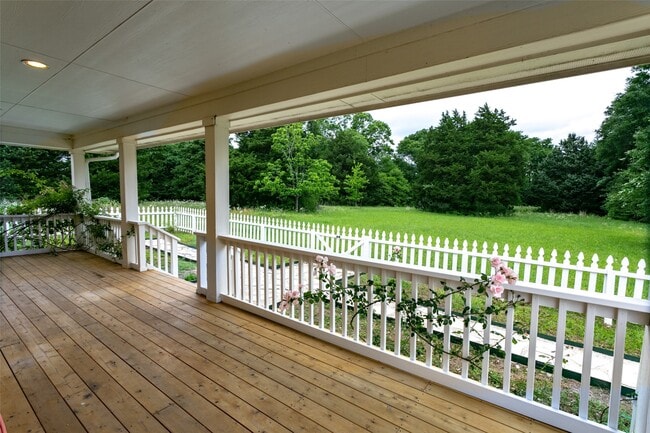 Building Photo - 404 N Meyersville Rd