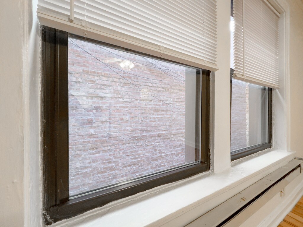 Building Photo - 545 W Wellington Ave