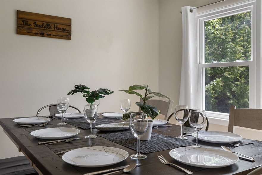 Building Photo - 10 James Dr