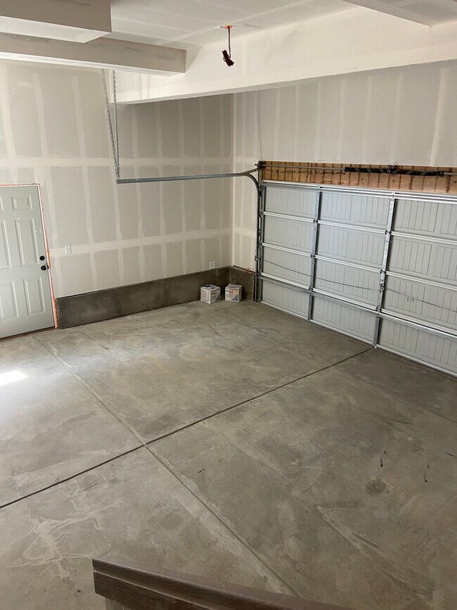 Building Photo - $250 off first months rent! 3 bedroom, 3 bath home in Raindance Community.