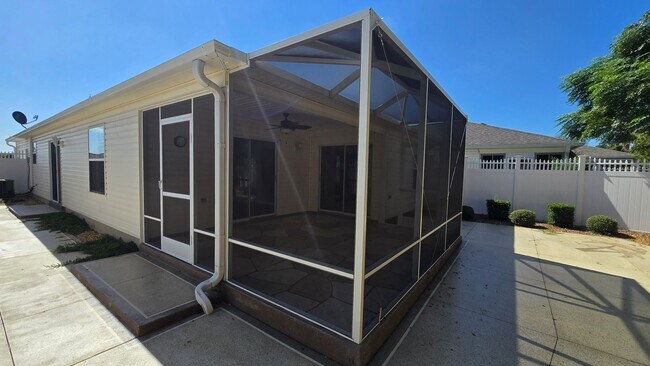 Building Photo - 2 bedroom 2 bath located in Ashleigh Villas