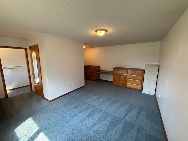 Building Photo - 460 SE Conifer Pl