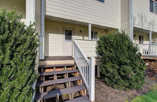 Building Photo - SALMON CREEK ~ WATERS EDGE CONDOS~ LARGE 2 Bd 2.5 Ba!