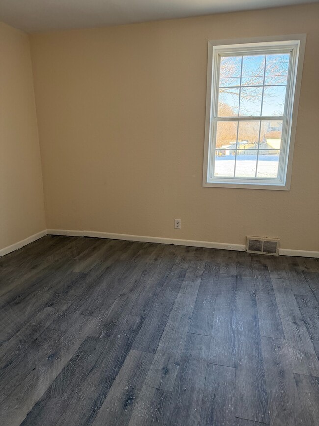 Building Photo - 458 S Float Ave