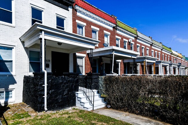 Building Photo - Beautifully Updated Large 3/BD Townhouse