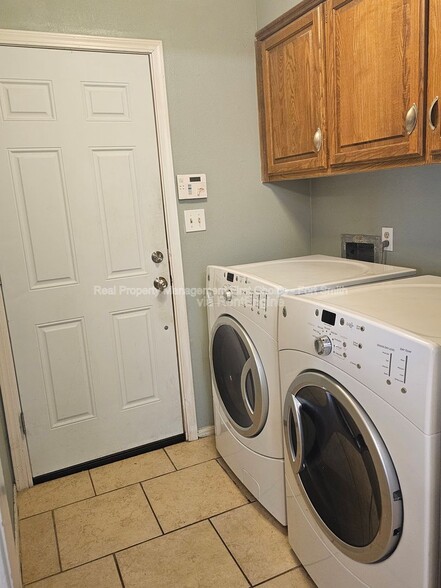 Building Photo - 306 Elfen Glen St