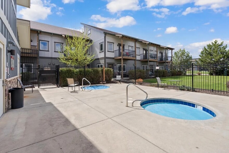 Hot tubs at clubhouse - 128A Hawthorne Ct