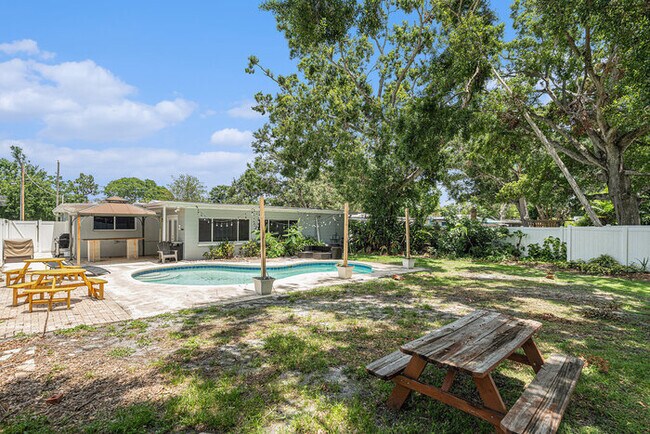 Building Photo - 4307 S Thatcher Ave