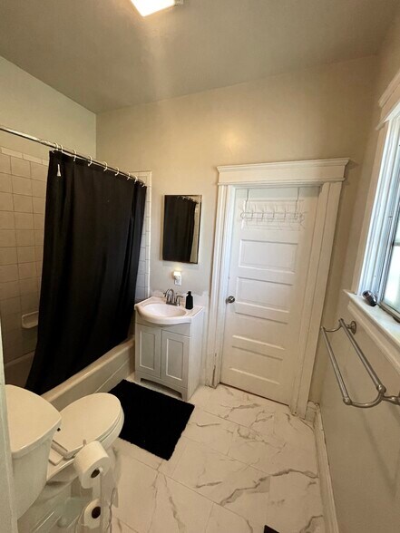 Primary Photo - 1193 W 35th St