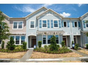 Building Photo - 2 bed 2.5 bath townhome 2 car garage