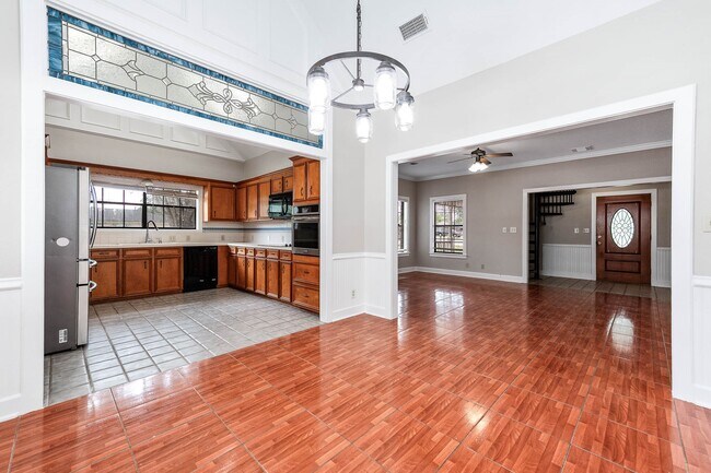 Building Photo - 2245 N Austin Ave