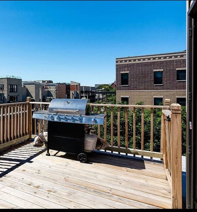 Building Photo - 441 W Blackhawk St