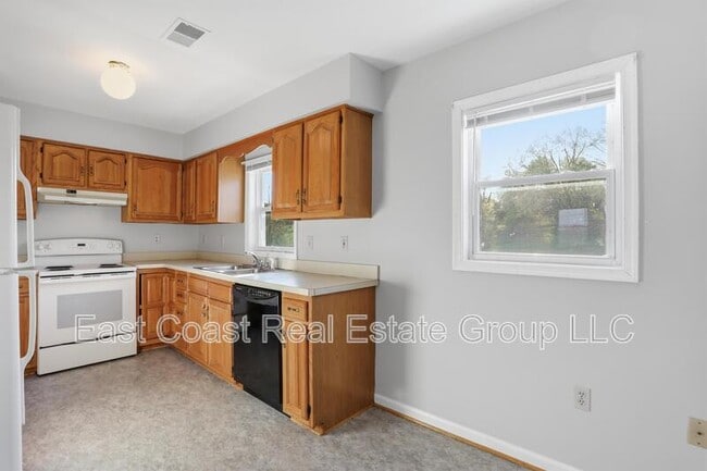 Building Photo - 257 School House Dr