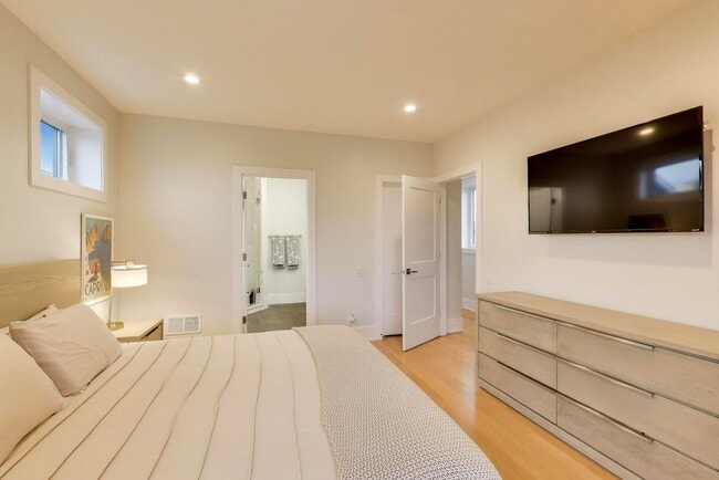 Building Photo - 3320 N Narragansett Ave