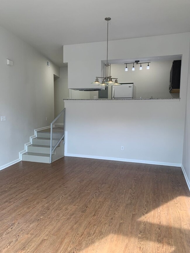 Building Photo - Updated Crescent Hills Condo 2 bed/2 bath - Renaissance Lofts