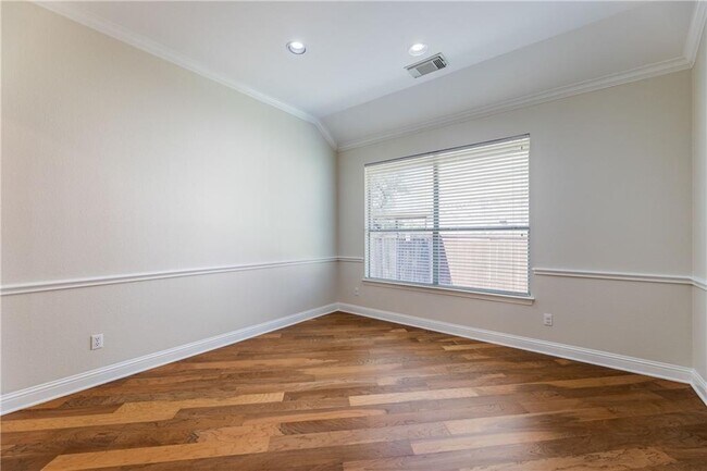 Building Photo - 4001 Sapphire Loop