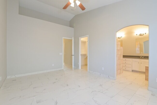 Building Photo - 10132 E Paseo San Bernardo