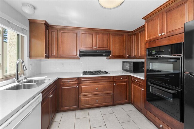 Building Photo - 11260 Overland Ave