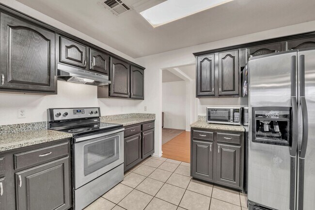 Building Photo - Spacious home on Montrose