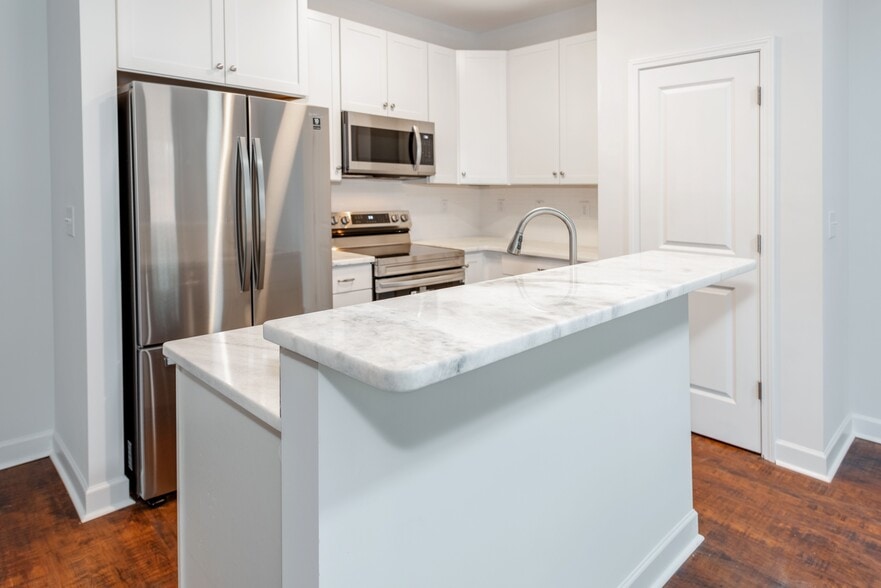 Building Photo - 922 W Davidson Ave