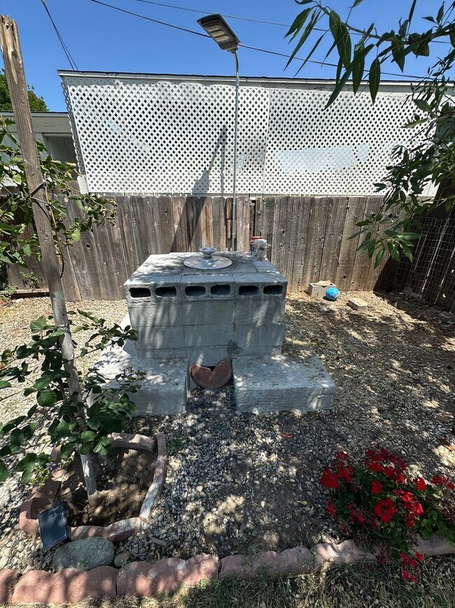 Building Photo - 909 E Olive Ave
