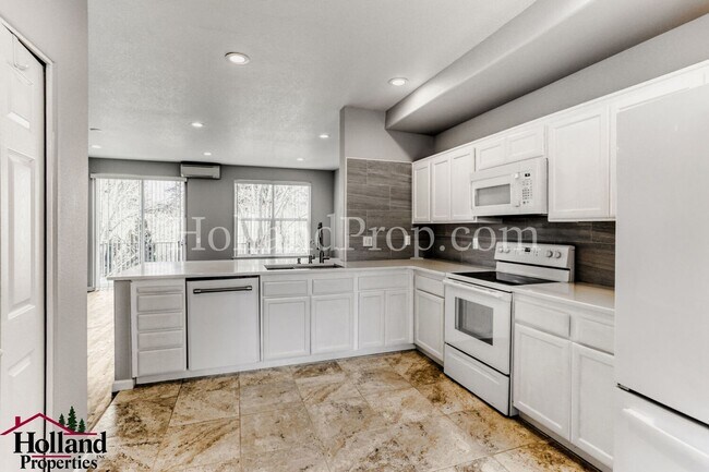 Building Photo - Beautiful 3-Level Hillsboro Townhouse in Quiet Cul-de-sac!