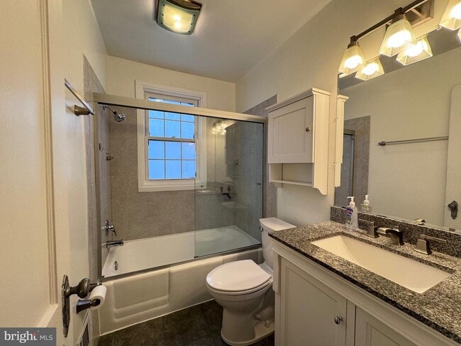 Building Photo - 1600 Princess St